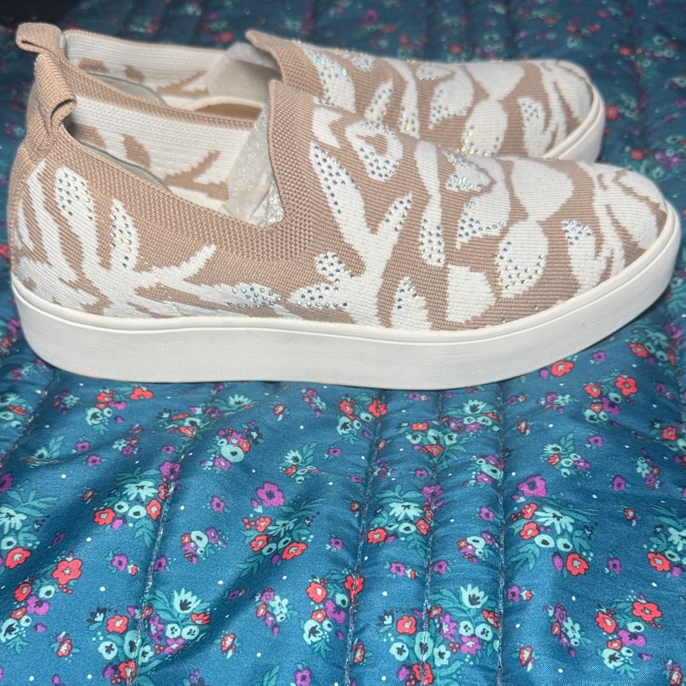 NWOT bernie mev. New Patterned Slip-Ons SZ 41 EU SZ 10-10.5 US with memory foam